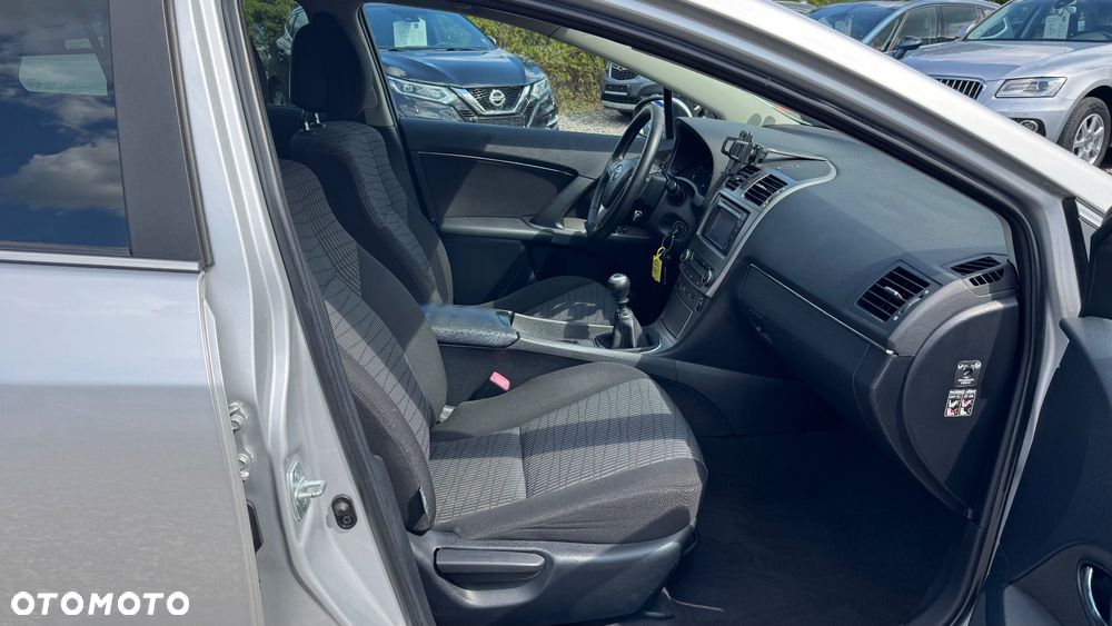 Toyota Avensis 1.8 Sol NAVI - 29