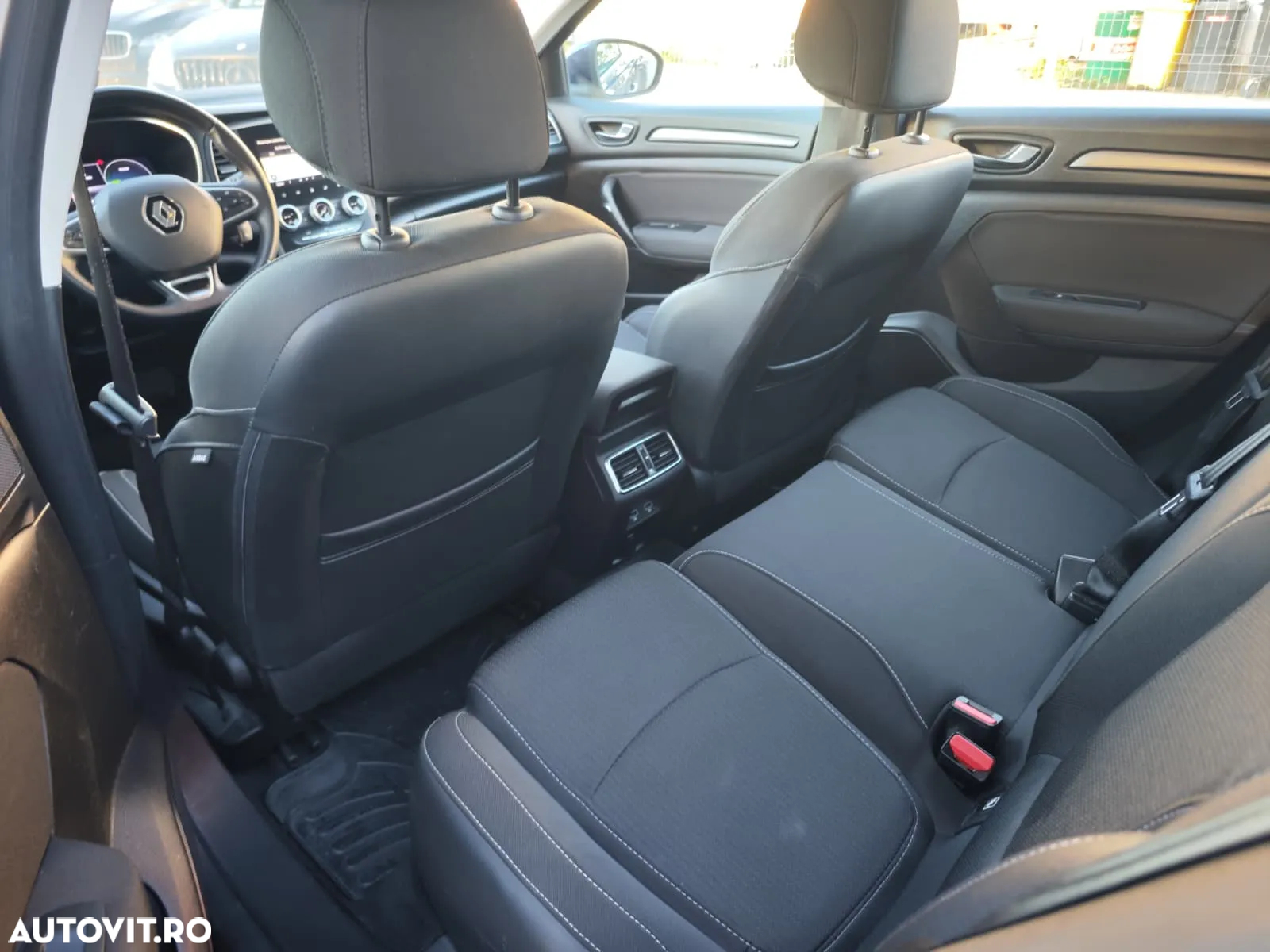 Renault Megane Grandtour E-TECH Plug-in 160 BUSINESS EDITION - 13