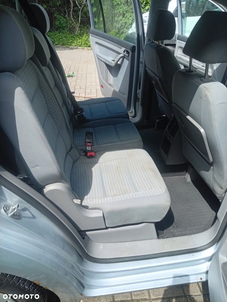 Volkswagen Touran - 11