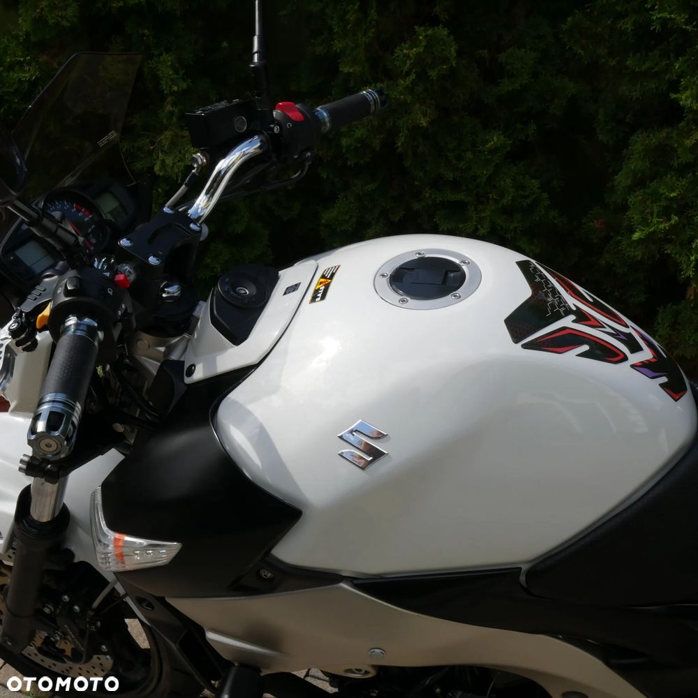 Suzuki GSR - 9