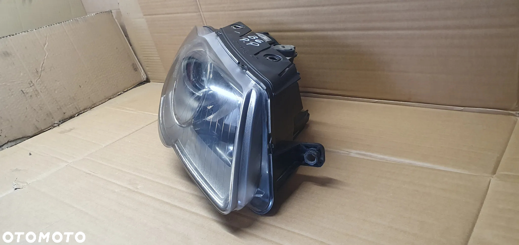 Lampa prawy przód przednia prawa VW Passat B6 3C0941006AB - 3