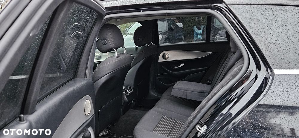 Mercedes-Benz Klasa E 200 d T 9G-TRONIC - 24