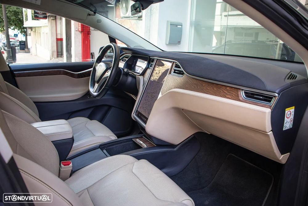 Tesla Model X 90D - 29