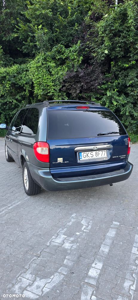 Chrysler Town & Country - 4