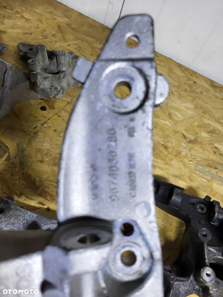Łapa wspornik Alternatora 1.6 E HDI Peugeot Citroen - 3