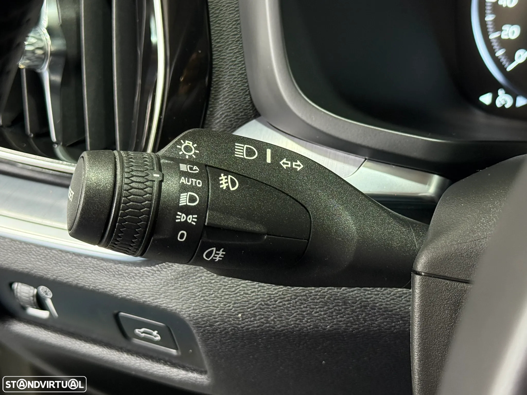 Volvo V60 2.0 B4 Momentum Geartronic - 21