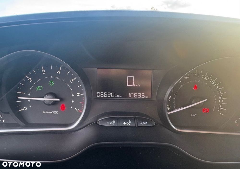 Peugeot 208 82 PureTech Style - 10