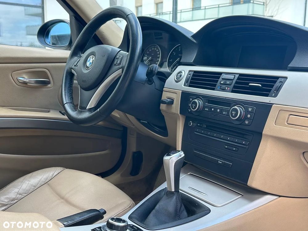 BMW Seria 3 318i Touring - 10