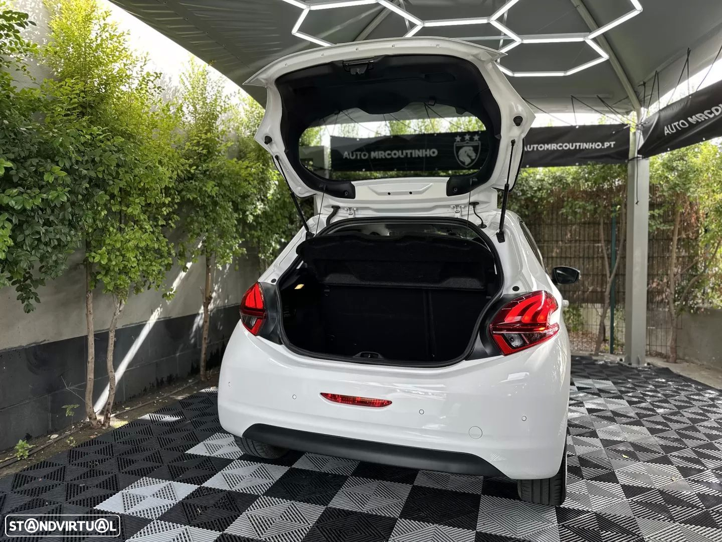Peugeot 208 1.2 PureTech Allure EAT6 - 6