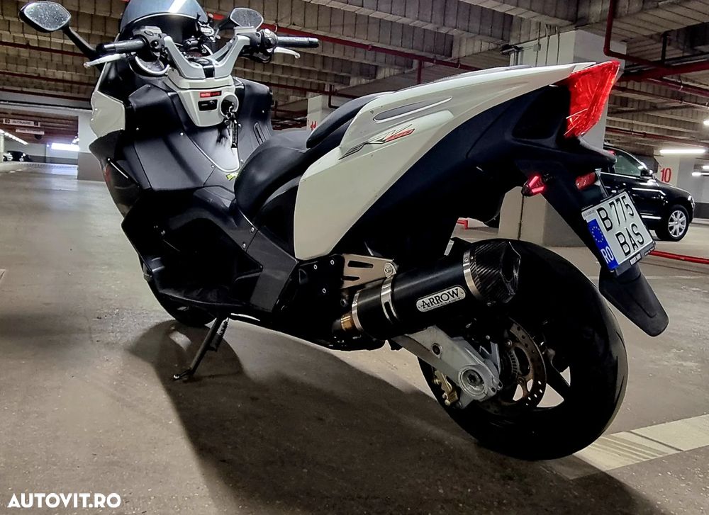 Aprilia SR GT - 8