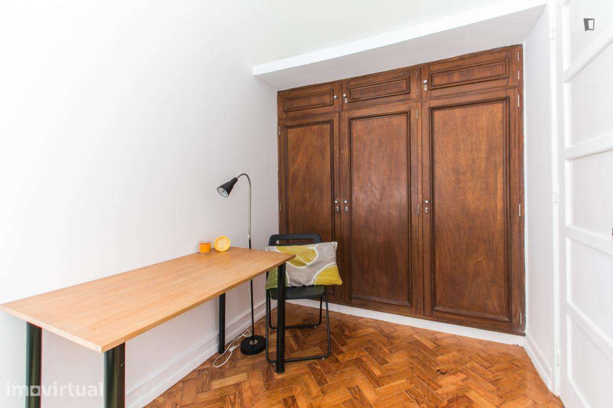Quarto - localizado em São Sebastião Lisbon - Grande imagem: 4/19