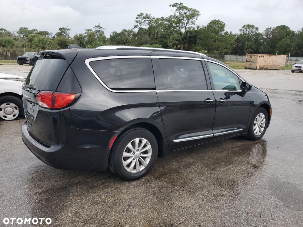 Chrysler Pacifica - 20