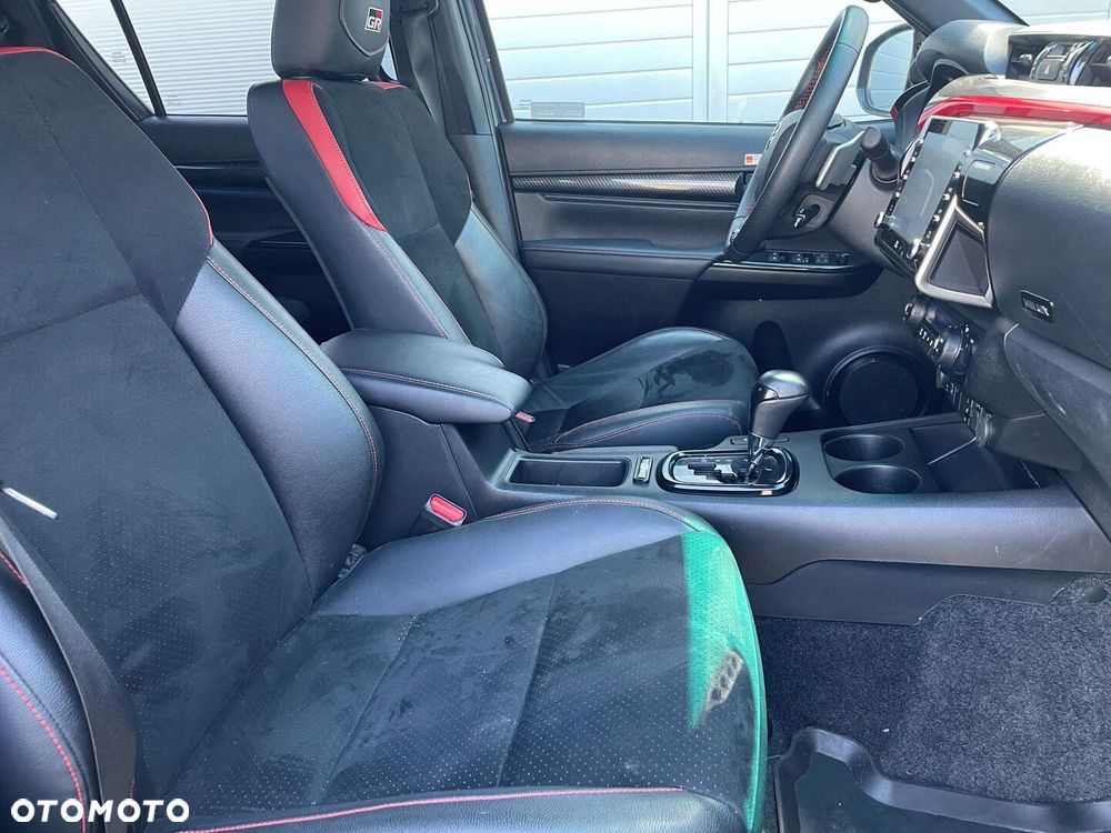Toyota Hilux 2.8 D-4D Double Cab GR Sport 4x4 - 11
