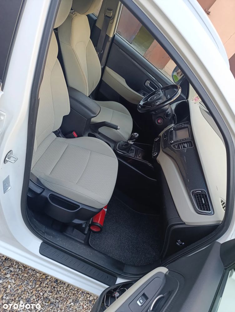 Kia Carens - 31