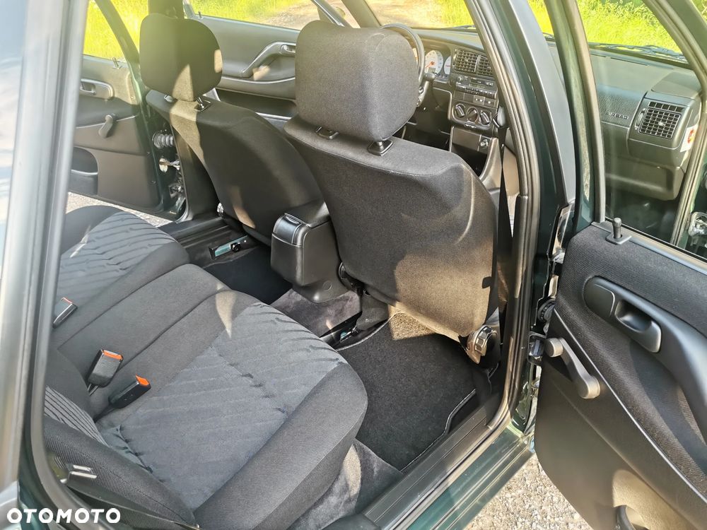 Volkswagen Passat 1.8 GL - 29