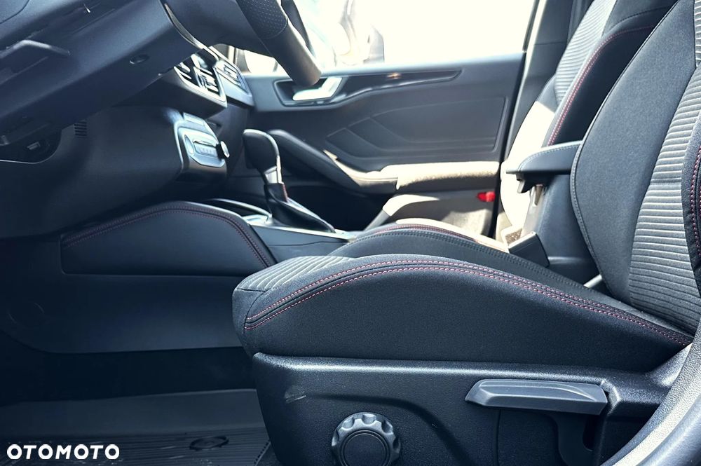 Ford Focus 1.0 EcoBoost mHEV ST-Line X - 26