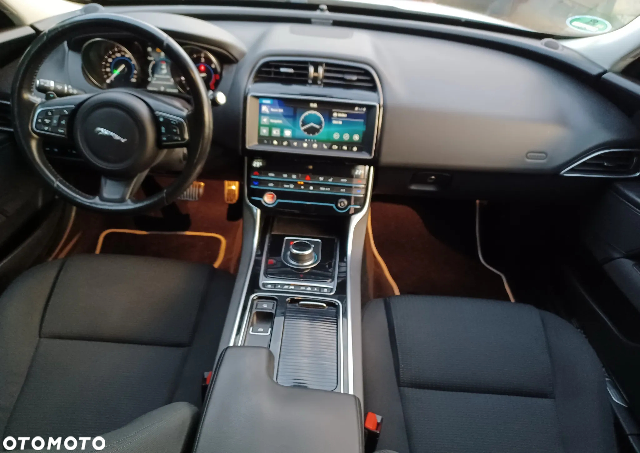 Jaguar XE - 19