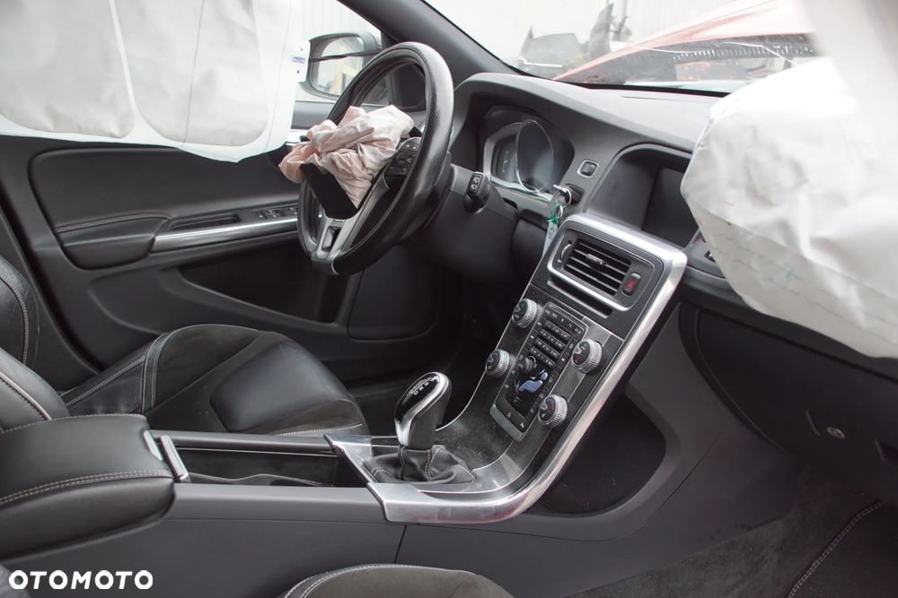 Auto na części - Volvo V60 I R-Design Lift 2.0 D4 190 KM D4204T14 TG-81SC 612 2018R Silnik Skrzynia Drzwi Błotnik Klapa Lampa Lusterko Klamka Szyba Deska Kokpit Sterownik Moduł Czujnik Licznik Wyświetlacz Panel Kierownica - 15