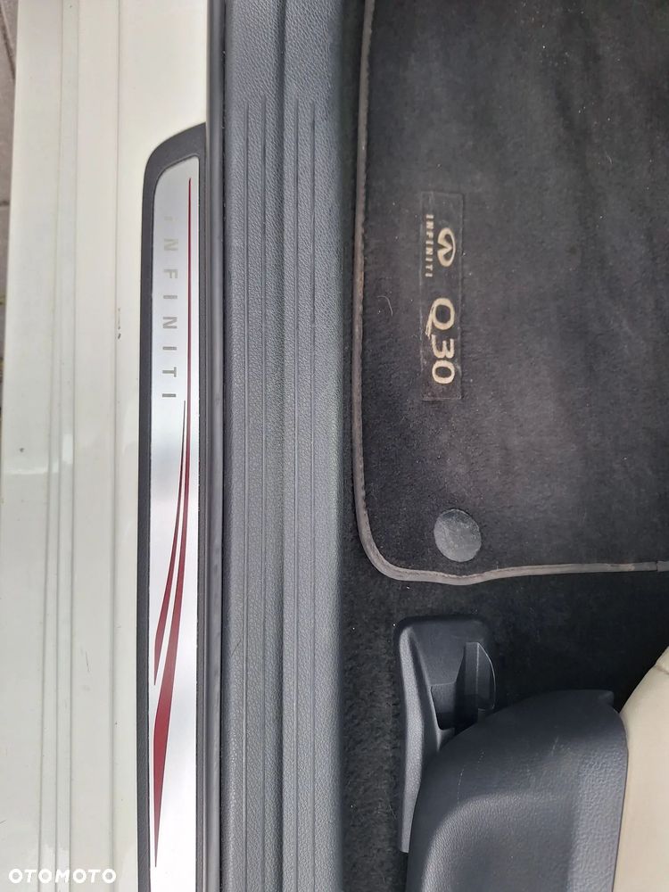 Infiniti Q30 1.6t Premium 7DCT - 16