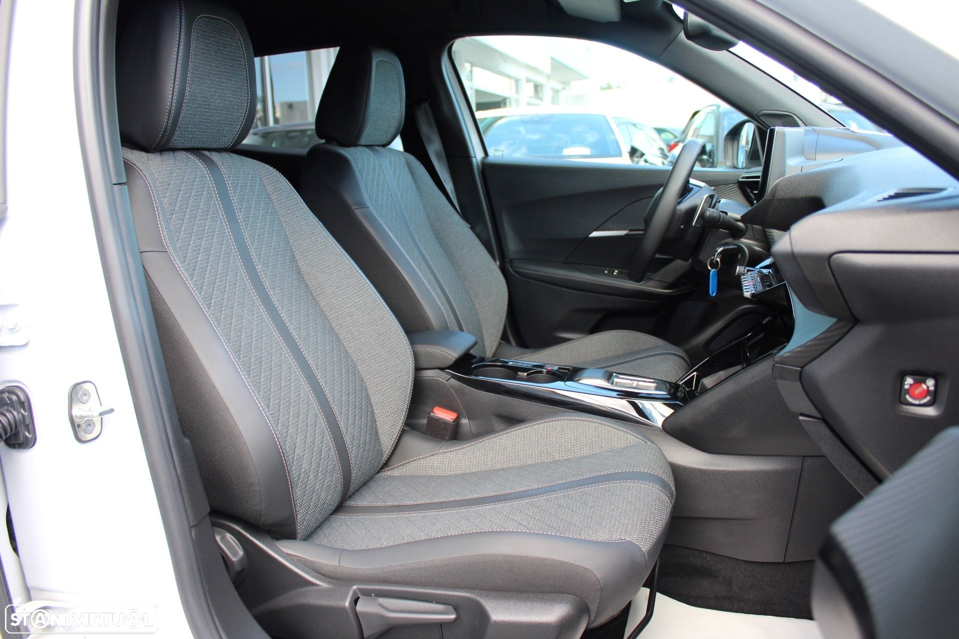 Peugeot 2008 1.2 PureTech Allure Pack EAT8 - 16