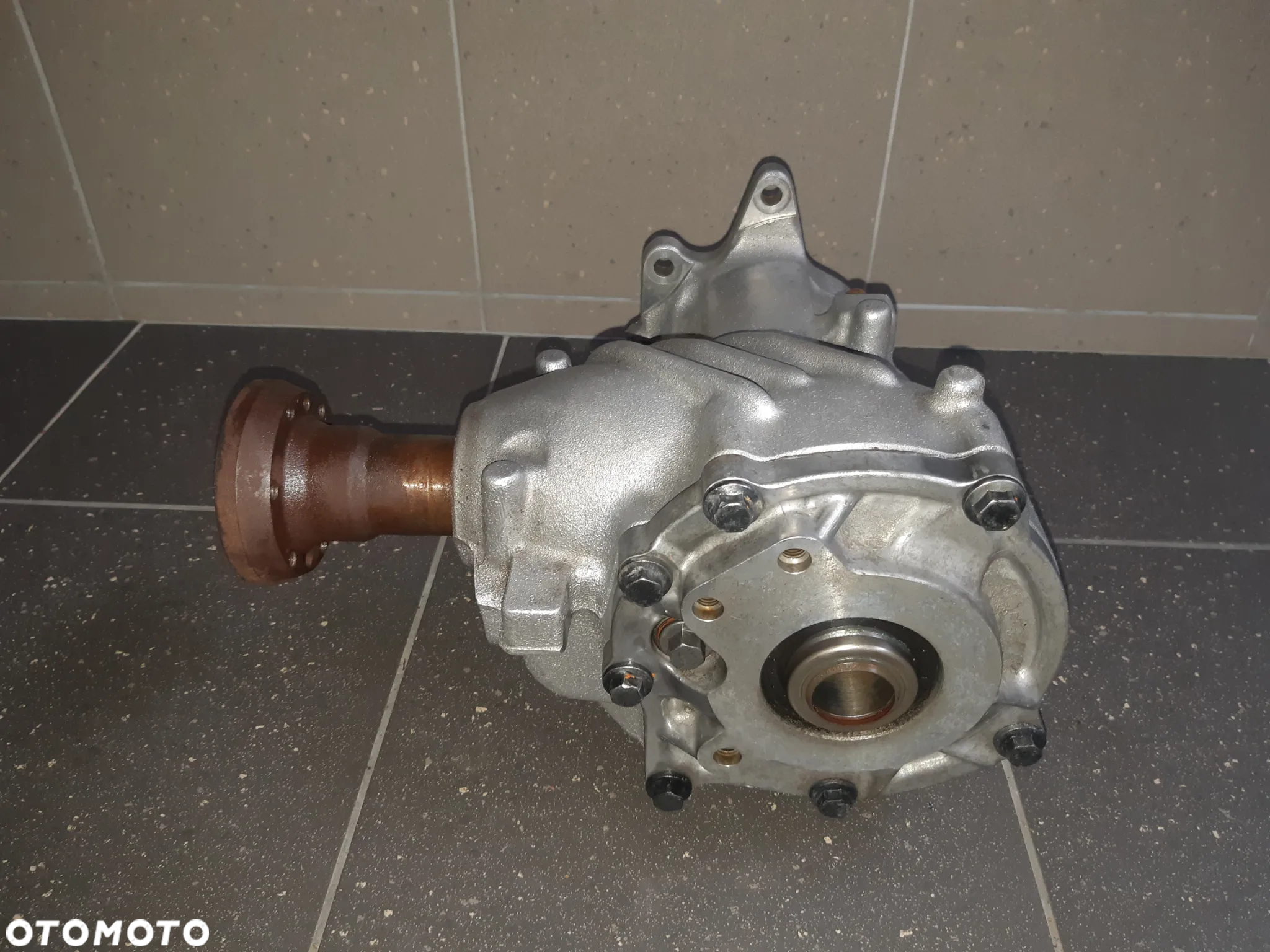 PRZEKŁADNIA KĄTOWA REDUKTOR VOLVO skrzynia rozdzielcza + tuleja3.2B P31325186 30735851 - 2