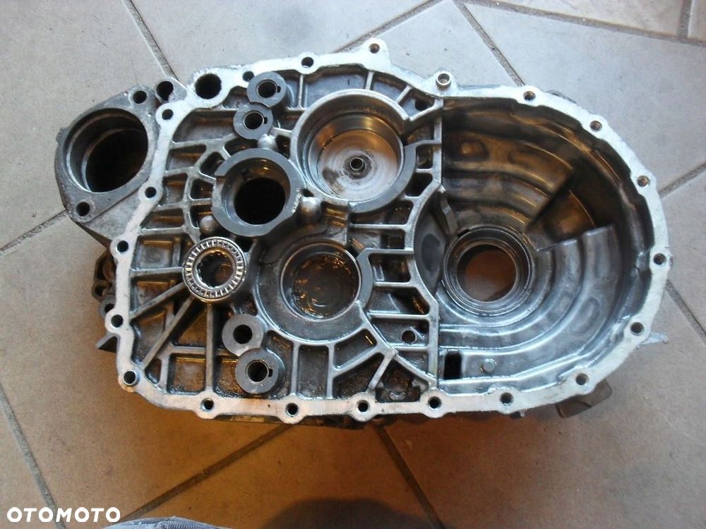 Obudowa sprzęgła skrzyni 02Q301107AD LQU VW Skoda - 2