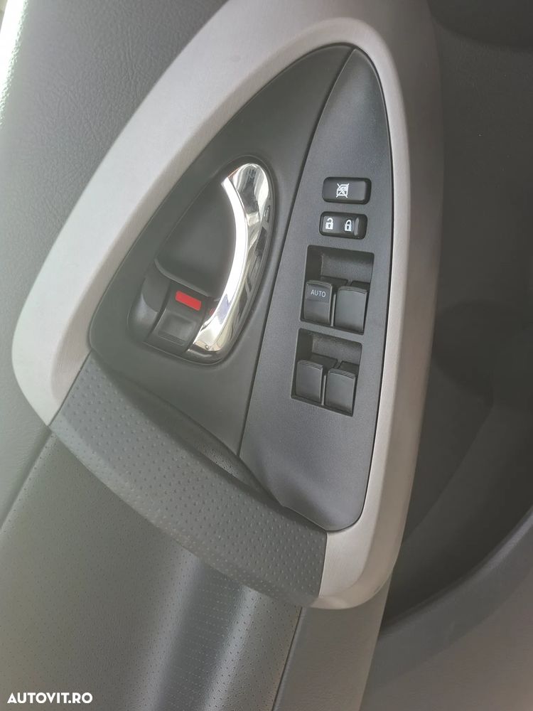 Toyota RAV4 2.2 D-4D Luxury City - 13