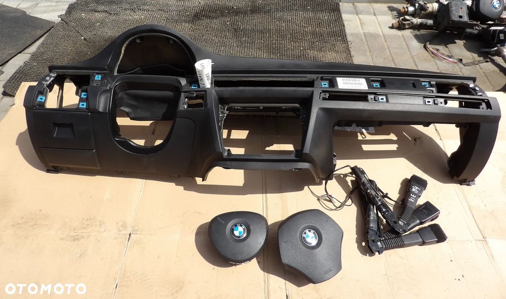 BMW - E90 - DESKA ROZDZIELCZA , KOKPIT , KONSOLA - BEZ NAWIGACJI , POD KUBKI - PODUSZKA KIEROWCY I PASAŻERA - NAPINACZE - DEMONTAŻ - ORYGINAŁ - 1