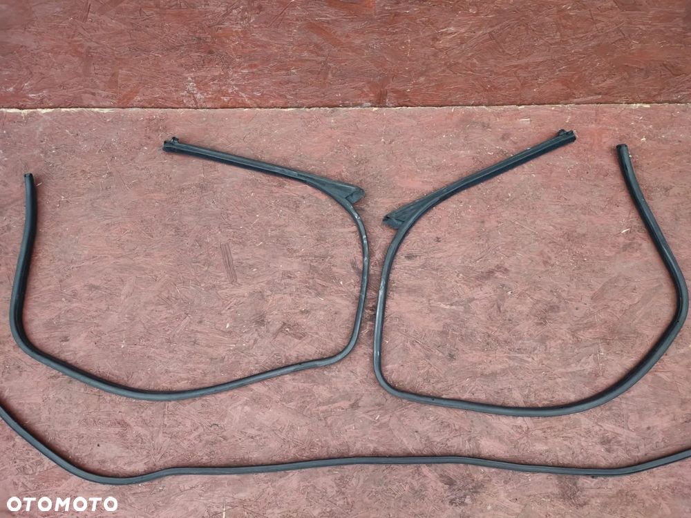 BMW E36 ORYGINALNA USZCZELKA LEWA / PRAWA DRZWI WERSJI CABRIO + USZCZELKA DACHU W DOBRYM STANIE. O NR: 8 176 273 / 8 176 274 / 8 135 273 OEM. BARDZO DOBRY STAN. - 1