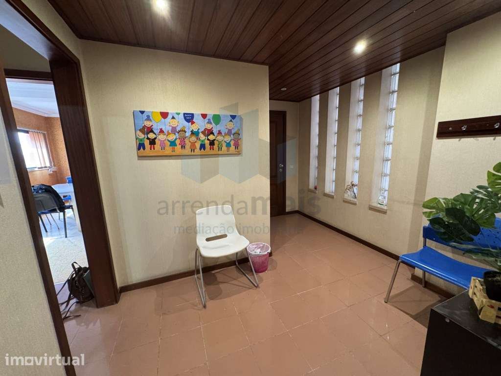 Coimbra. Arrenda-se espaço com 5 salas, Av. Conego Urbano Duarte - Grande imagem: 2/18