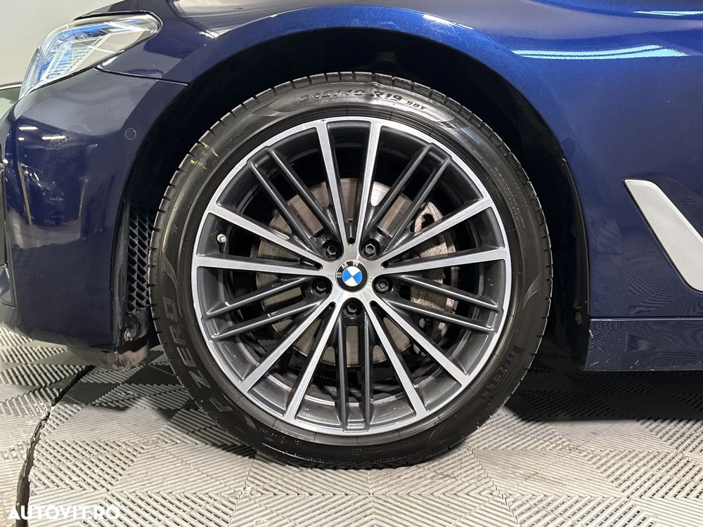 BMW Seria 5 530d xDrive AT MHEV - 14
