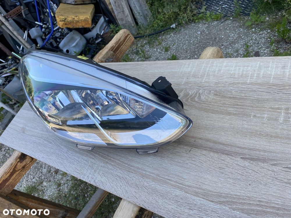 LAMPA PRZEDNIA PRAWA FORD FIESTA MK8 H1BB-13W029-AE - 2