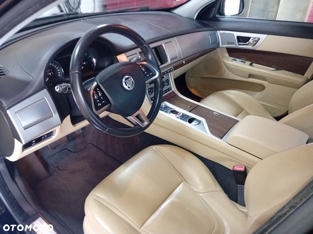Jaguar XF - 11