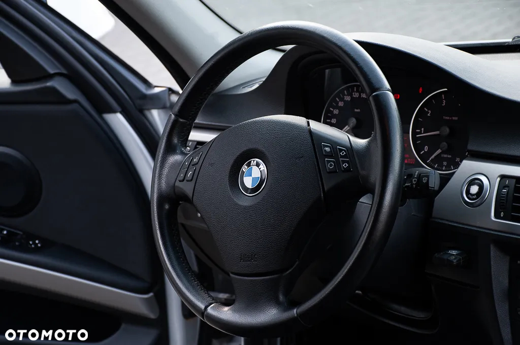 BMW Seria 3 318i Touring - 27