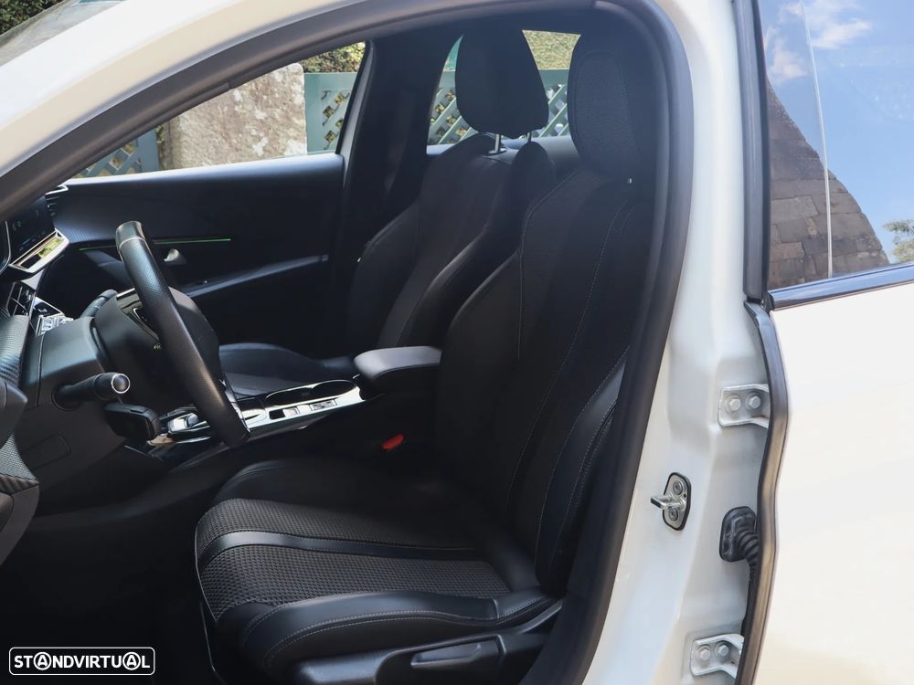 Peugeot e-208 GT - 47