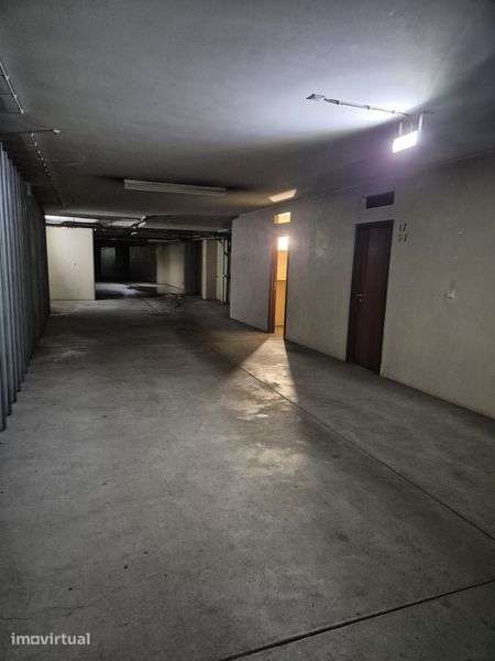 Arrecadação / mini armazém/ box/ arrumos rua Diogo de Silves - Grande imagem: 2/10