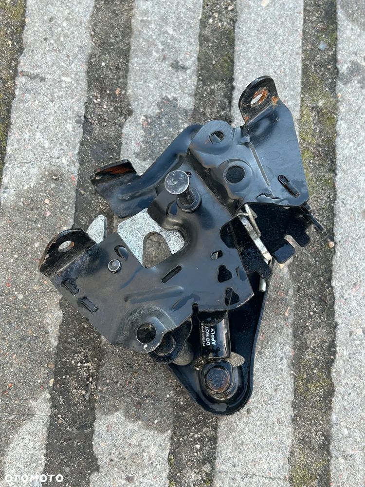 BMW F10 F11 PRAWY PASYWNY ZAMEK MASKI POKRYWY SILNIKA 7183762 - 1