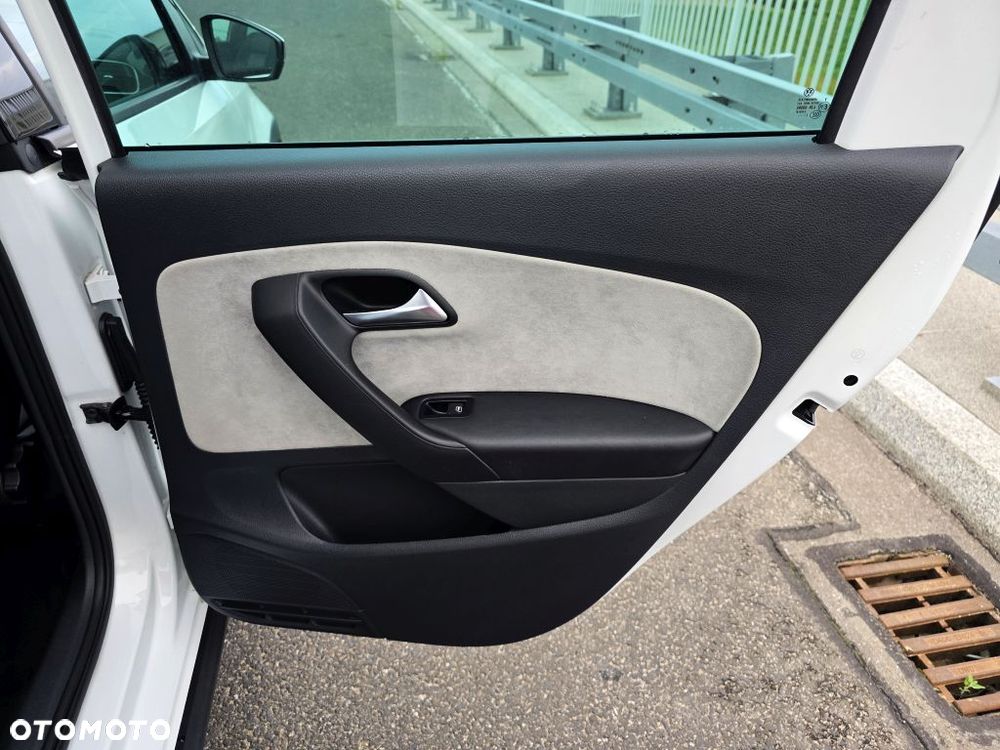 Volkswagen Polo 1.2 TSI Cross Urban White - 26