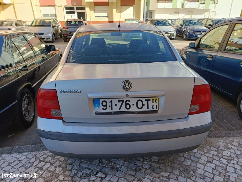 VW Passat 1.6 Confortline - 11