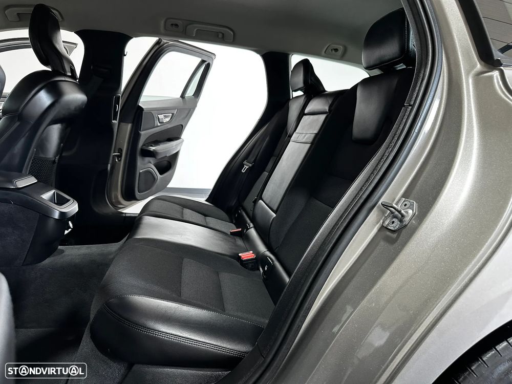 Volvo V60 2.0 D3 Momentum - 43