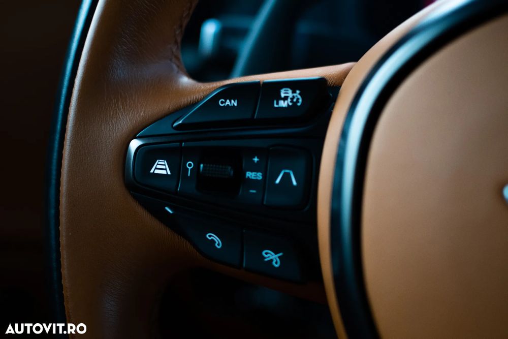 Aston Martin DBX - 27