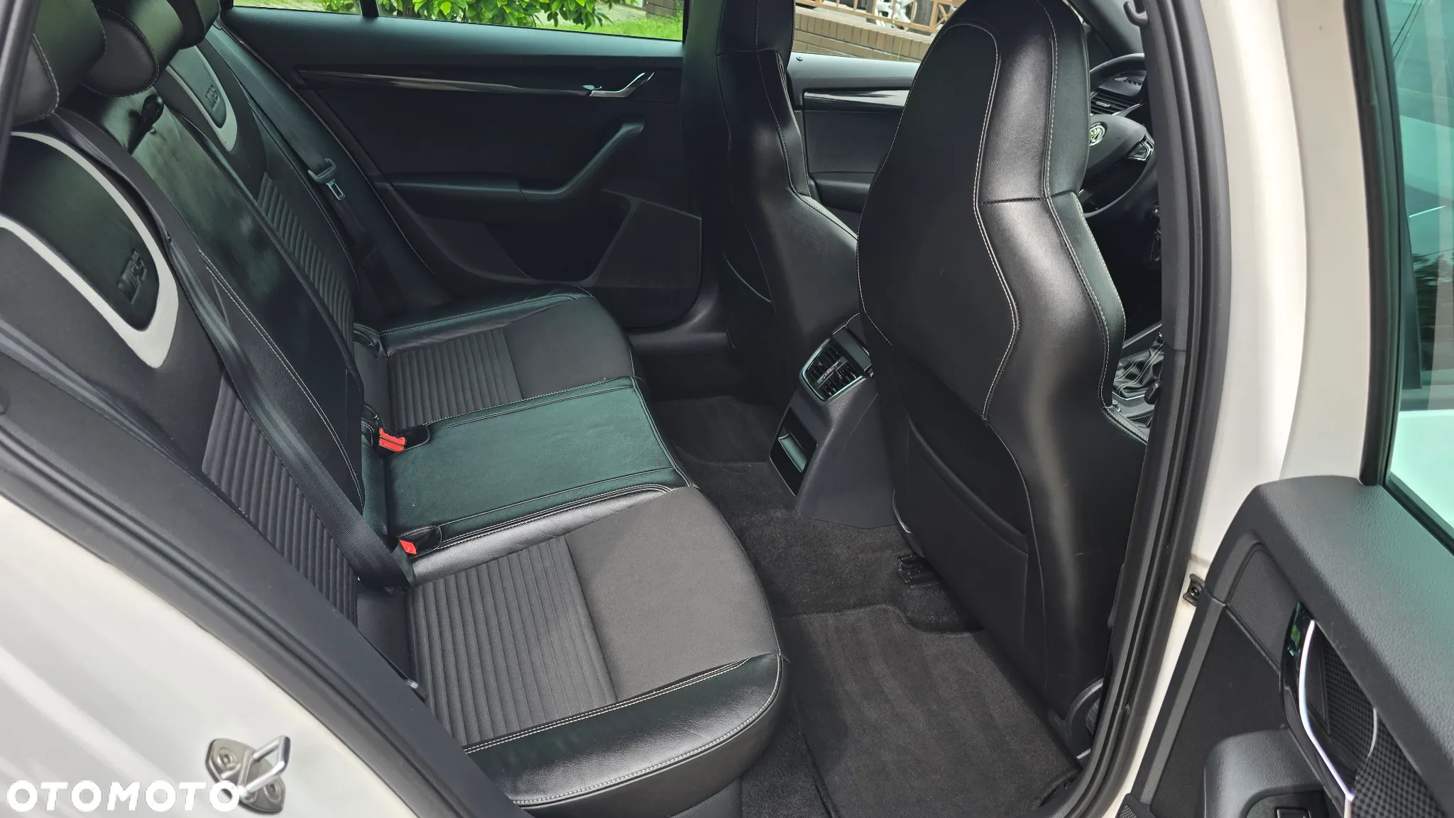 Skoda Octavia Combi 2.0 TDI DSG RS - 19