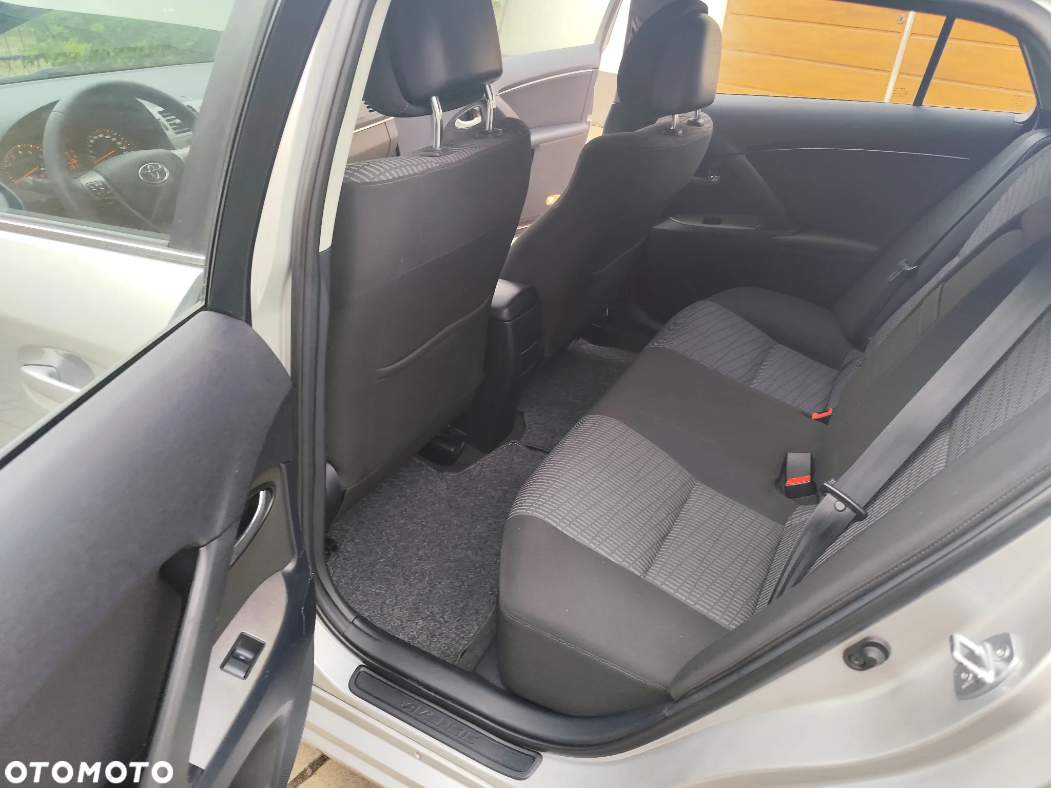 Toyota Avensis 1.6 Active - 6