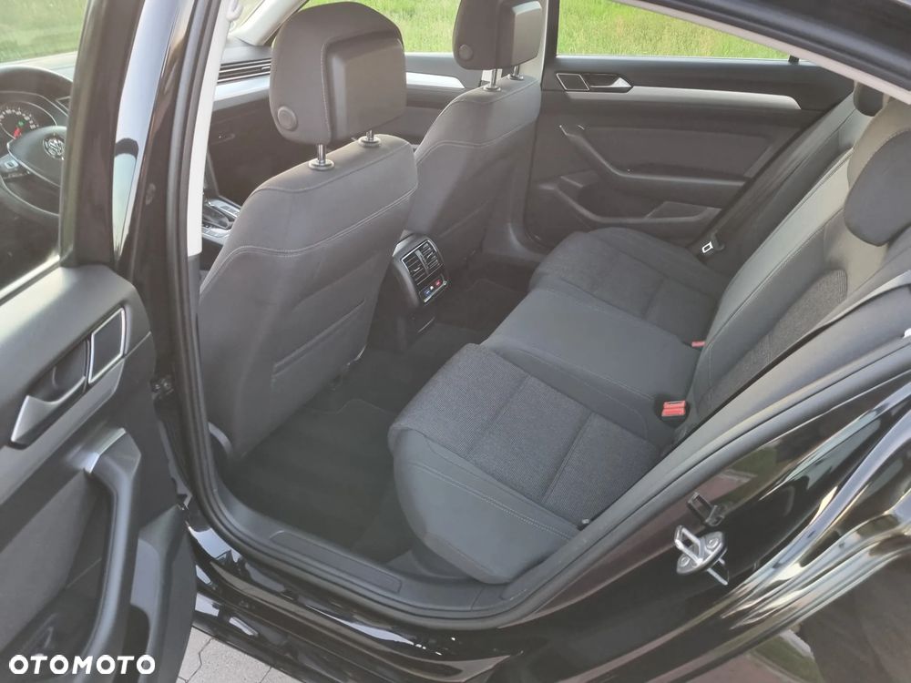 Volkswagen Passat 2.0 TDI SCR DSG Comfortline - 23