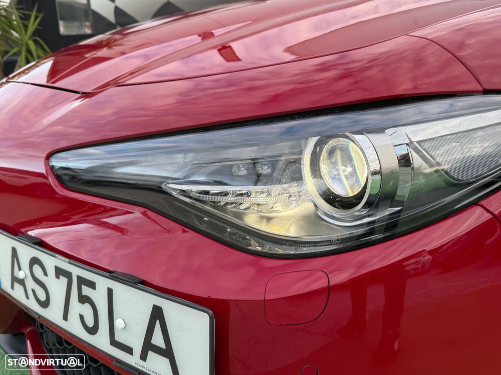 Alfa Romeo Giulia 2.0 Turbo 16V AT8-Q4 Veloce - 5