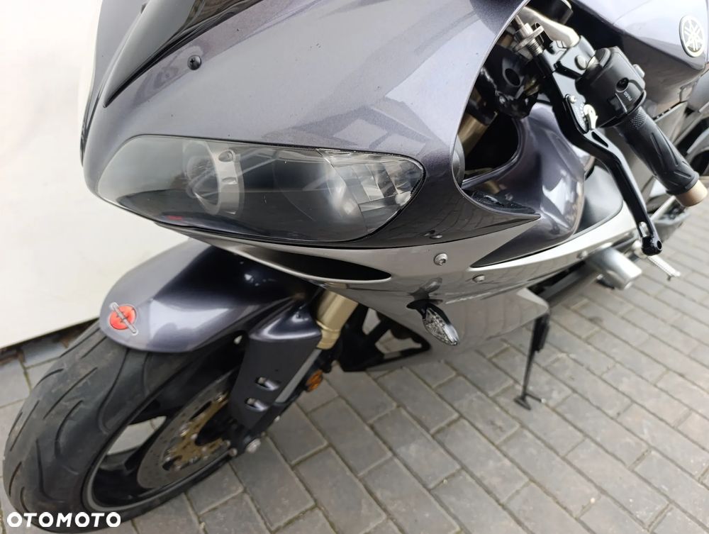 Yamaha R1 - 10