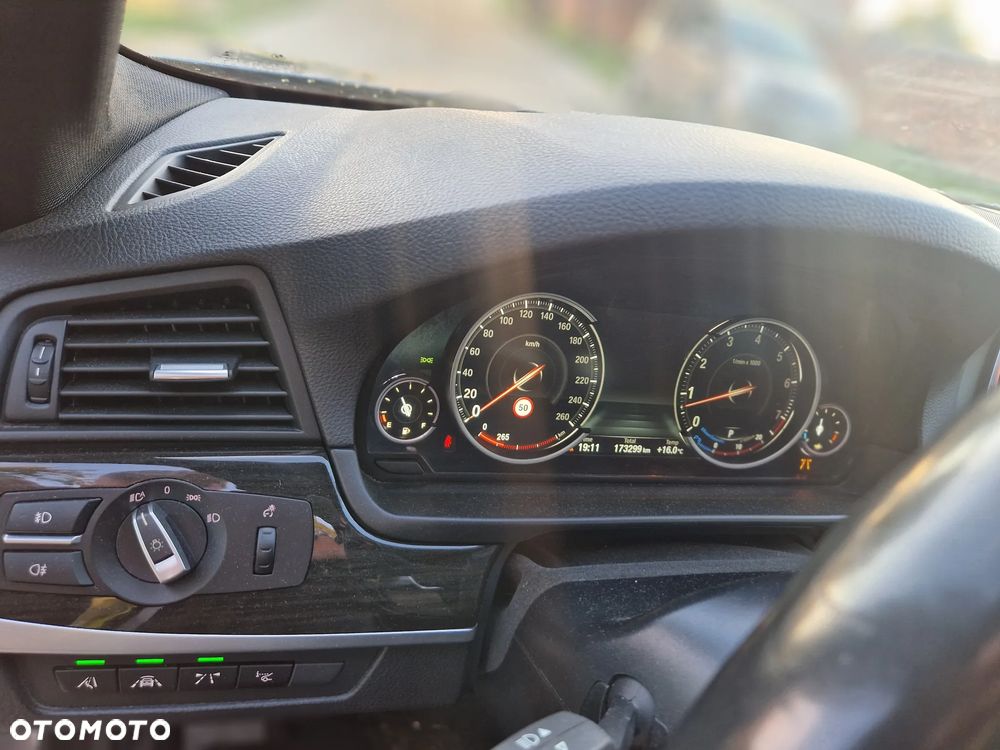 BMW Seria 5 535i xDrive - 14