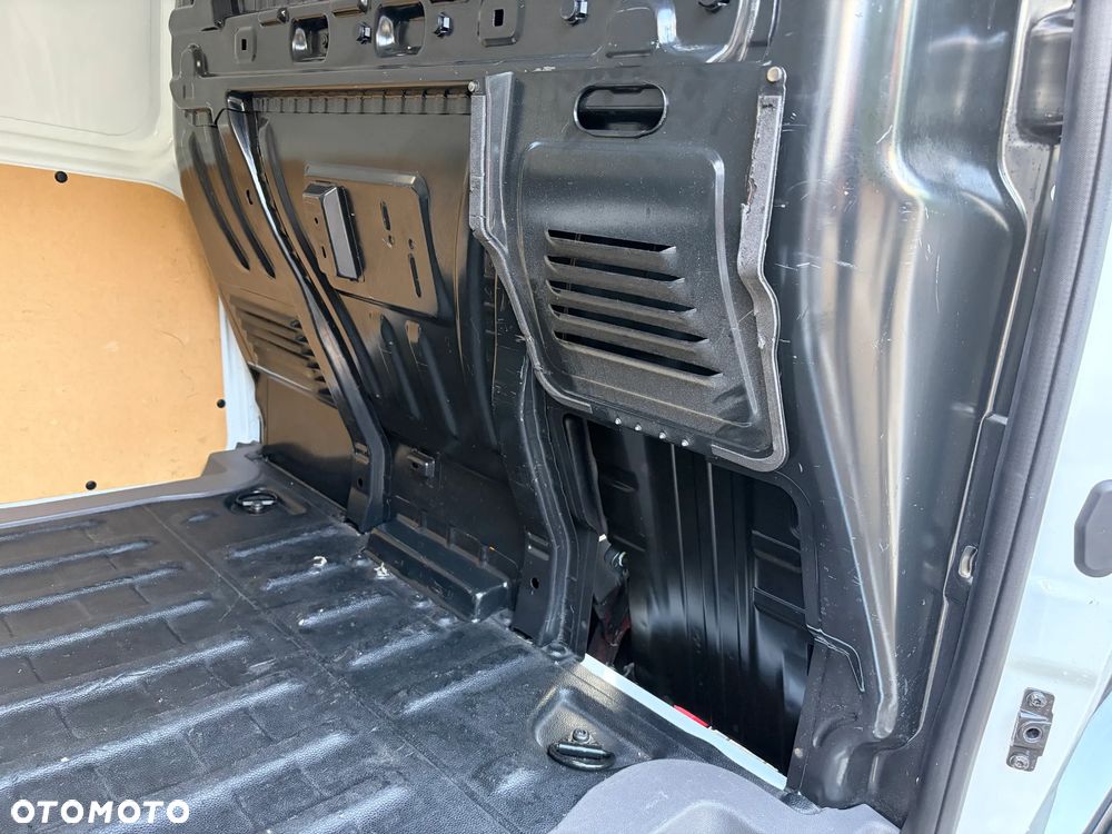 Ford Transit Connect - 17