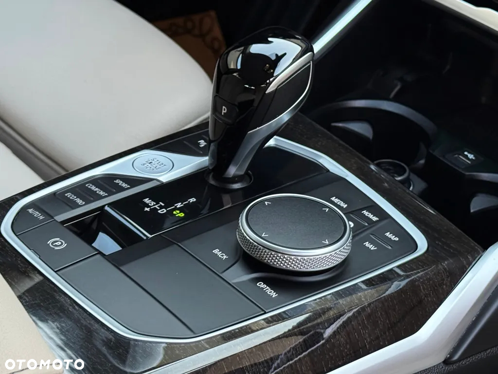 BMW Seria 3 320d Touring Luxury Line - 34