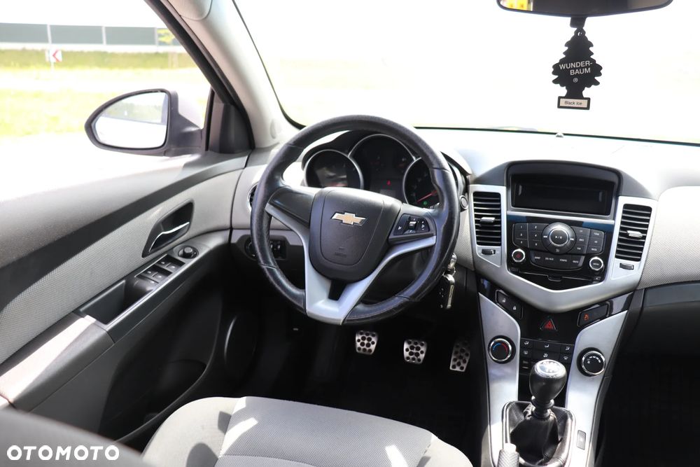 Chevrolet Cruze 1.6 Base - 18
